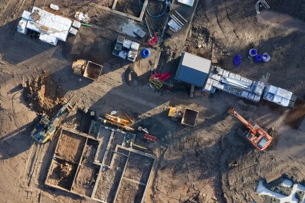 Ecamsecurity Surveillance Solutions for Construction Site Security Aerial view of an active construction site, ideal for Ecamsecure’s mobile surveillance solutions.