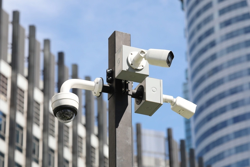 Ecamsecurity Advanced Fixed Surveillance Cameras for Urban Security Security cameras mounted on a pole in an urban area, demonstrating Ecamsecurity’s surveillance solutions for city environments