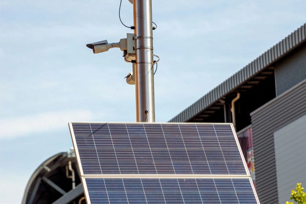 Ecamsecurity Solar-Powered Mobile Camera for Sustainable Surveillance Solar-powered mobile security camera mounted on a pole, offering sustainable surveillance solutions by Ecamsecurity.