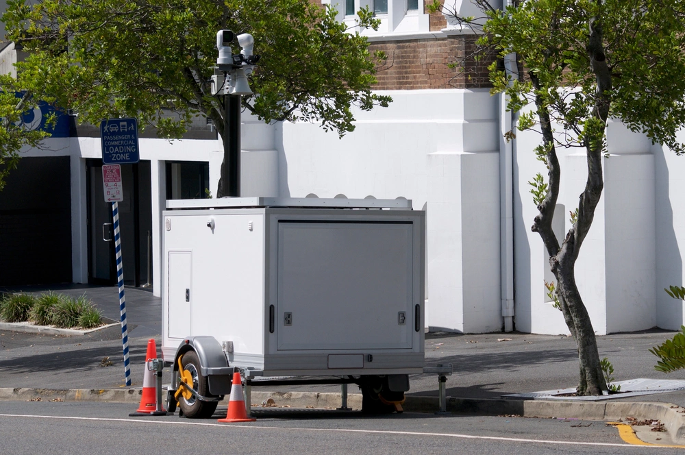 Ecamsecurity Mobile Surveillance Trailer for Urban Security Solutions Mobile surveillance trailer positioned in an urban area for flexible security monitoring by Ecamsecurity
