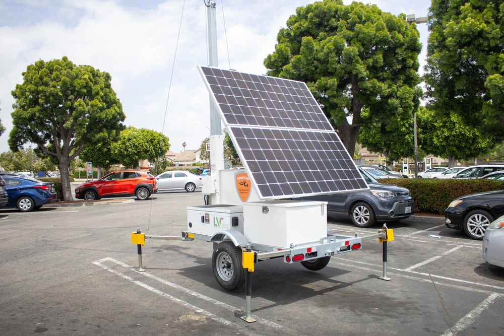 Ecamsecurity Solar-Powered Mobile Surveillance Trailer for Versatile Security Needs Solar-powered mobile surveillance trailer in a parking lot, showcasing Ecamsecurity’s portable security solutions.