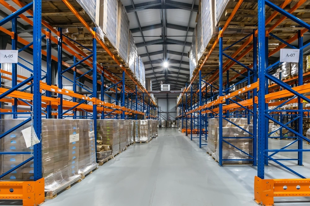 Ecamsecurity Surveillance Systems for Warehouse and Storage Facility Security Interior of a large warehouse storage facility, suitable for Ecamsecurity’s comprehensive surveillance solutions.