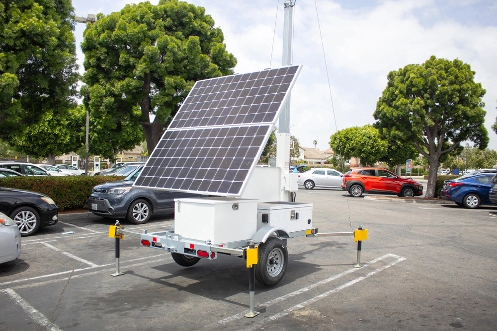 Ecamsecurity Mobile Surveillance Trailer for Flexible Security Needs Solar-powered mobile surveillance trailer in a parking lot, ideal for Ecamsecurity’s temporary and flexible security solutions.